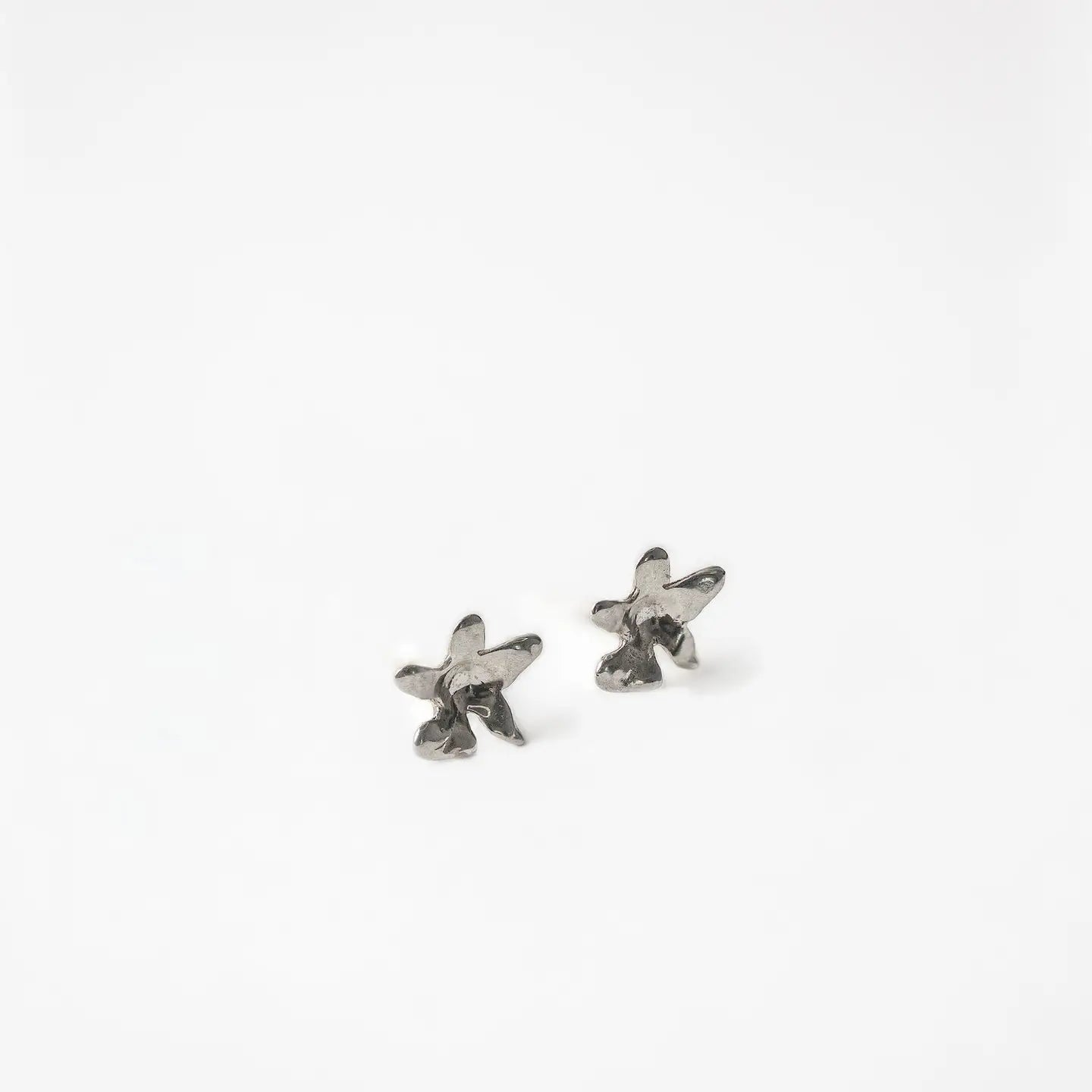 WOLF CIRCUS - FLOWER EARRINGS - SILVER