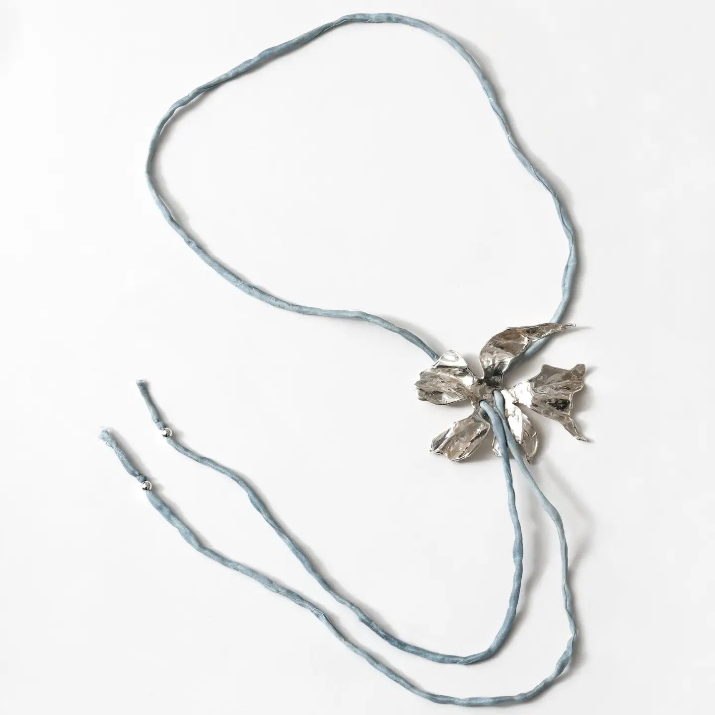 WOLF CIRCUS - FLOWER NECKLACE - BLUE