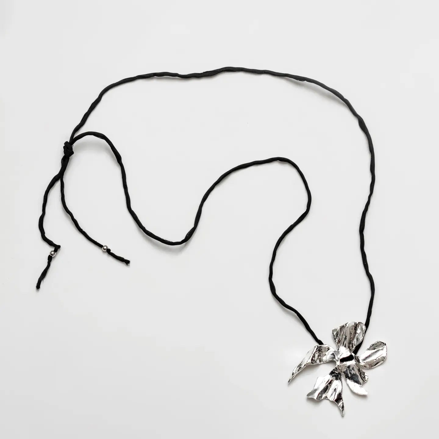 WOLF CIRCUS - FLOWER NECKLACE - BLACK